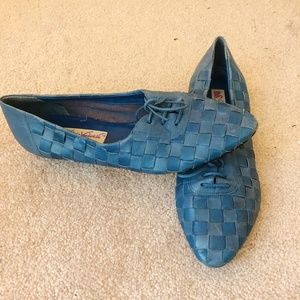 VINTAGE! Gloria Vanderbilt Blue Leather Flats